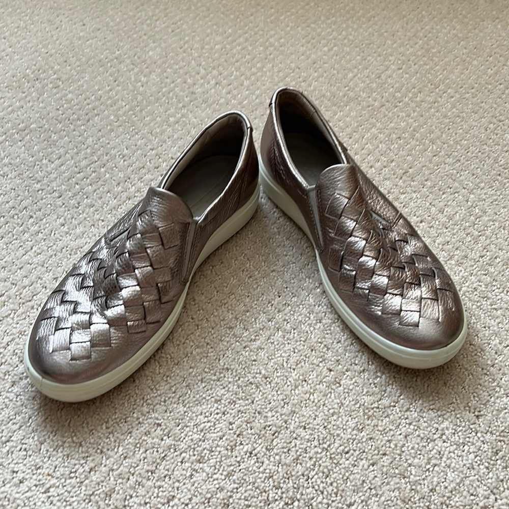 Womens ECCO slip-on low profile shoe, size 39
